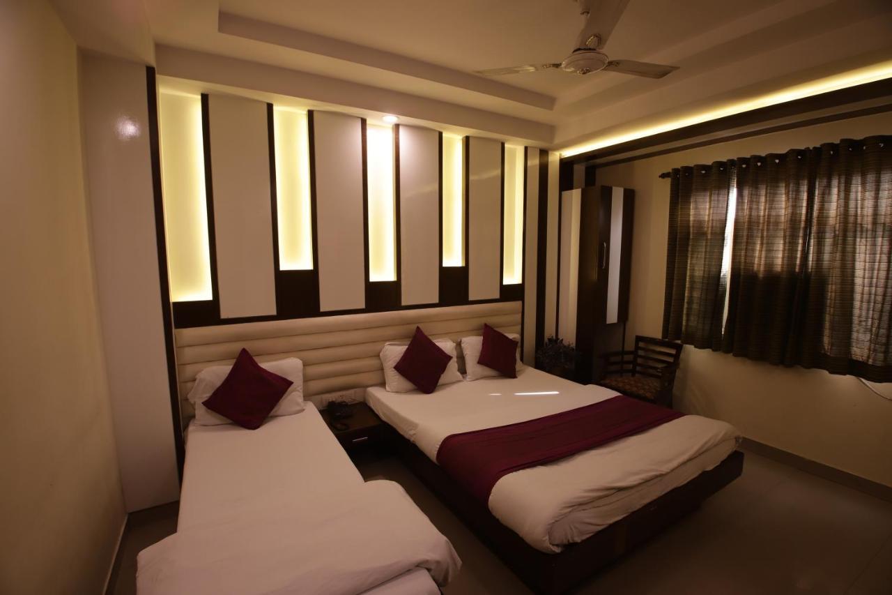 Hotel Golden Wings New Delhi Exterior photo